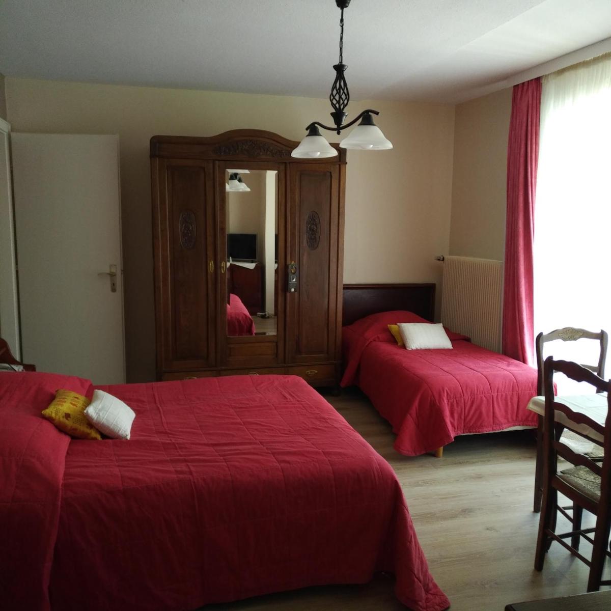 Un ou plusieurs lits dans un hébergement de l'établissement Logis Hôtel Notre-Dame - restaurant ouvert midi et soir sauf dimanche soir