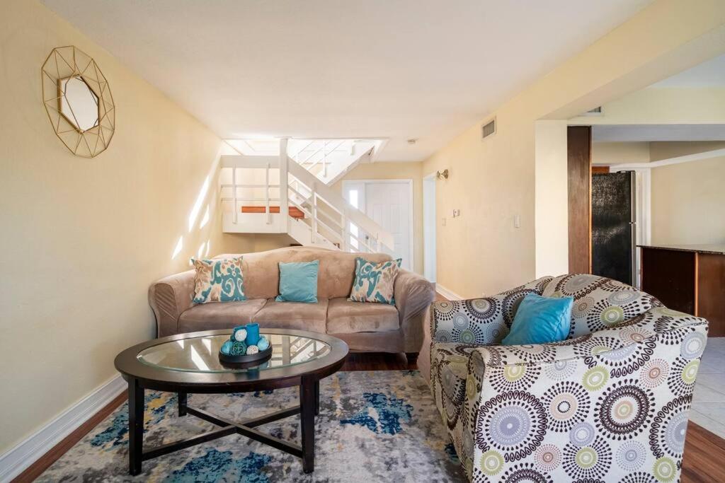 Cozy Two story Townhouse, 5 Minute Drive to Beach - Housity
