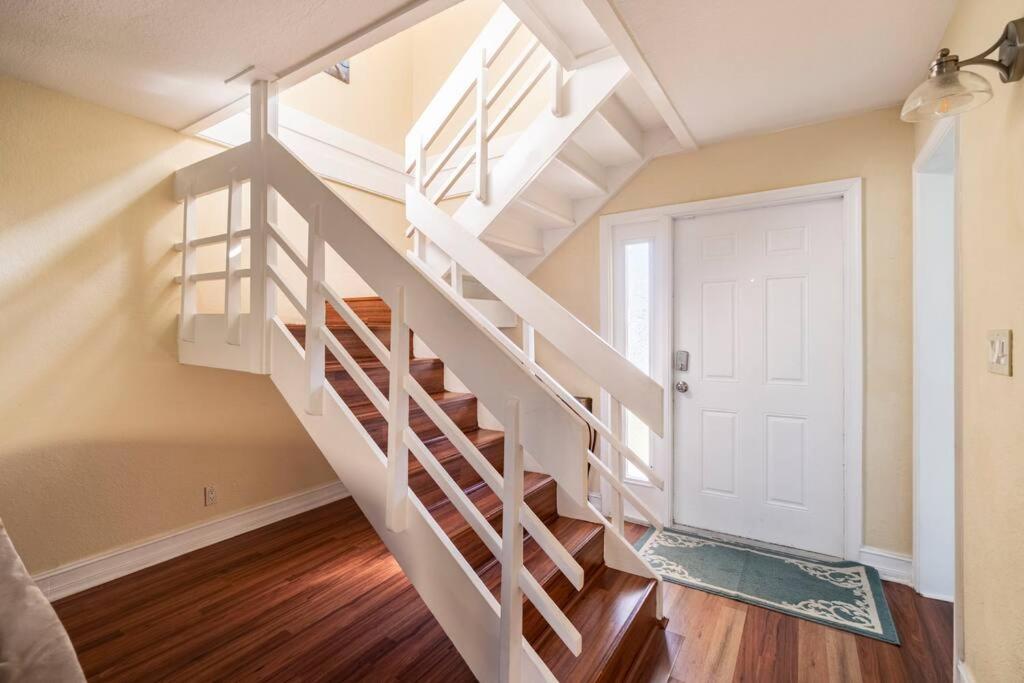 Cozy Two story Townhouse, 5 Minute Drive to Beach - Housity