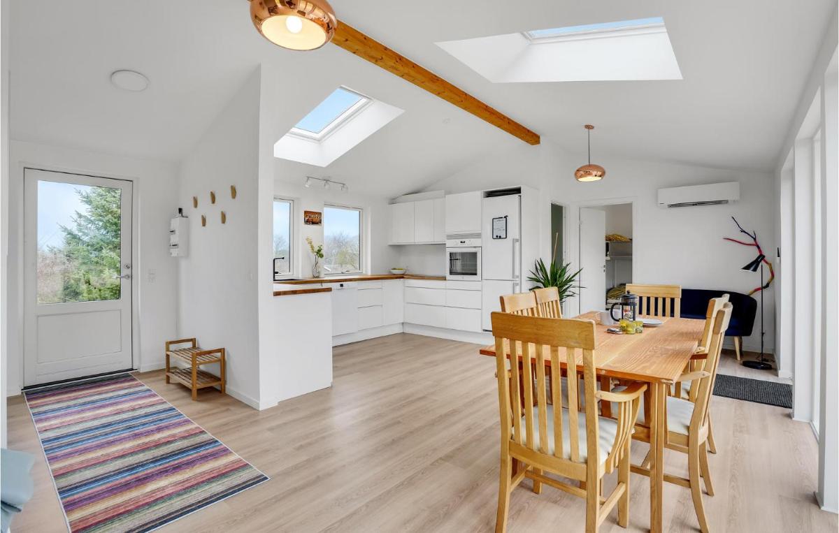 Amazing Home In Prst With Kitchen - Housity