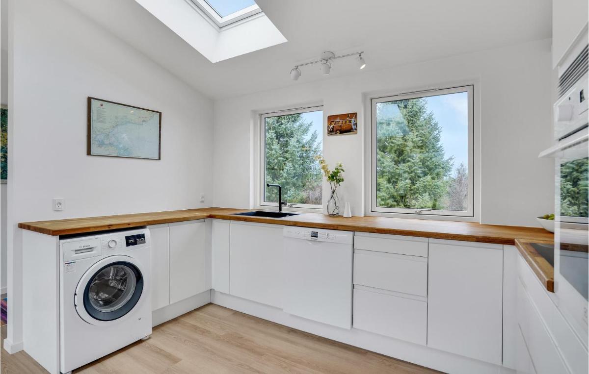 Amazing Home In Prst With Kitchen - Housity