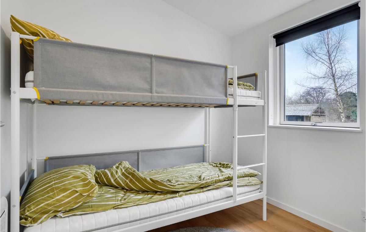Amazing Home In Prst With Kitchen - Housity