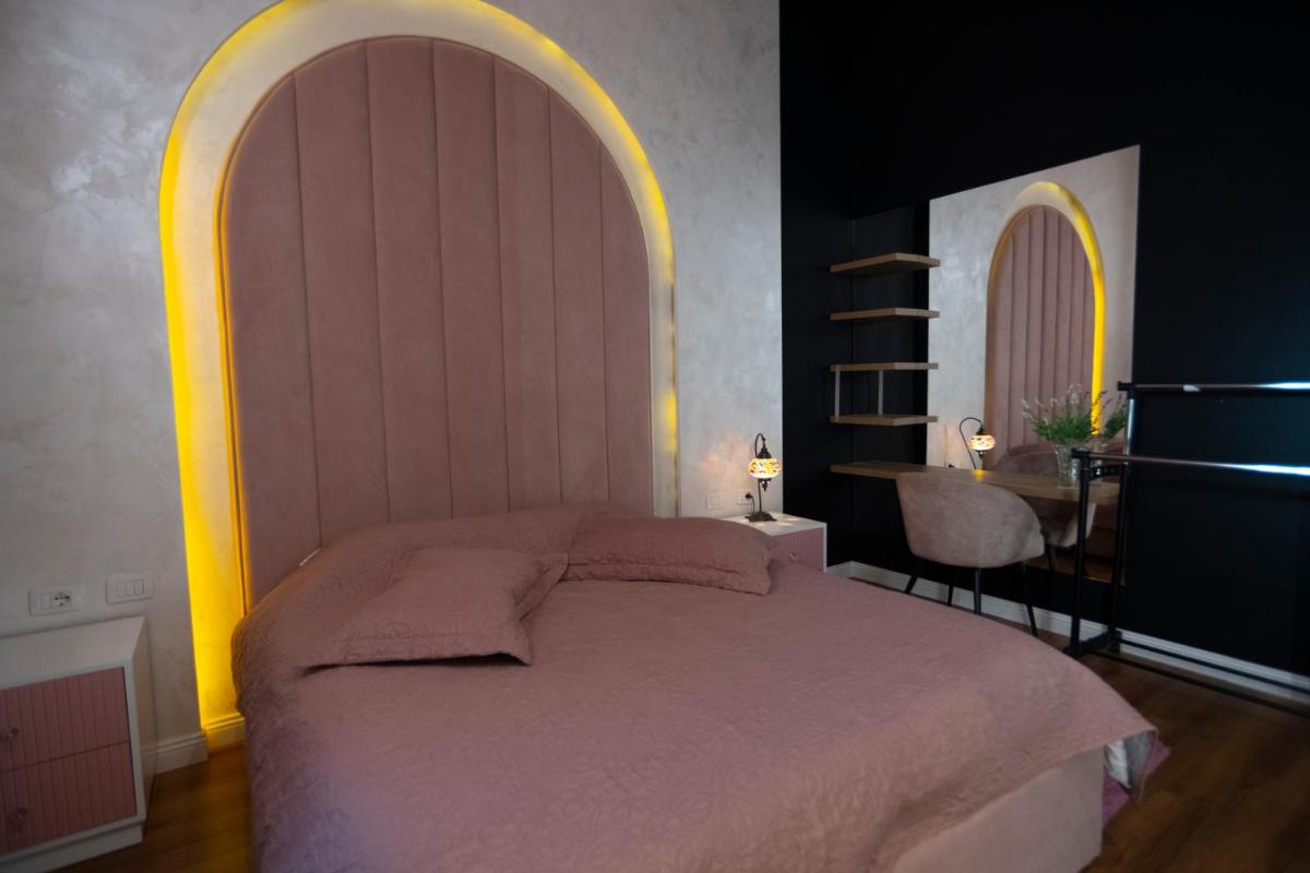 Stylish two bedroom house with private pool - Housity