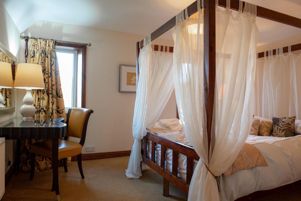Chocbox Cottage - 2 bedroom chocbox cottage with hottub and log fire - Housity
