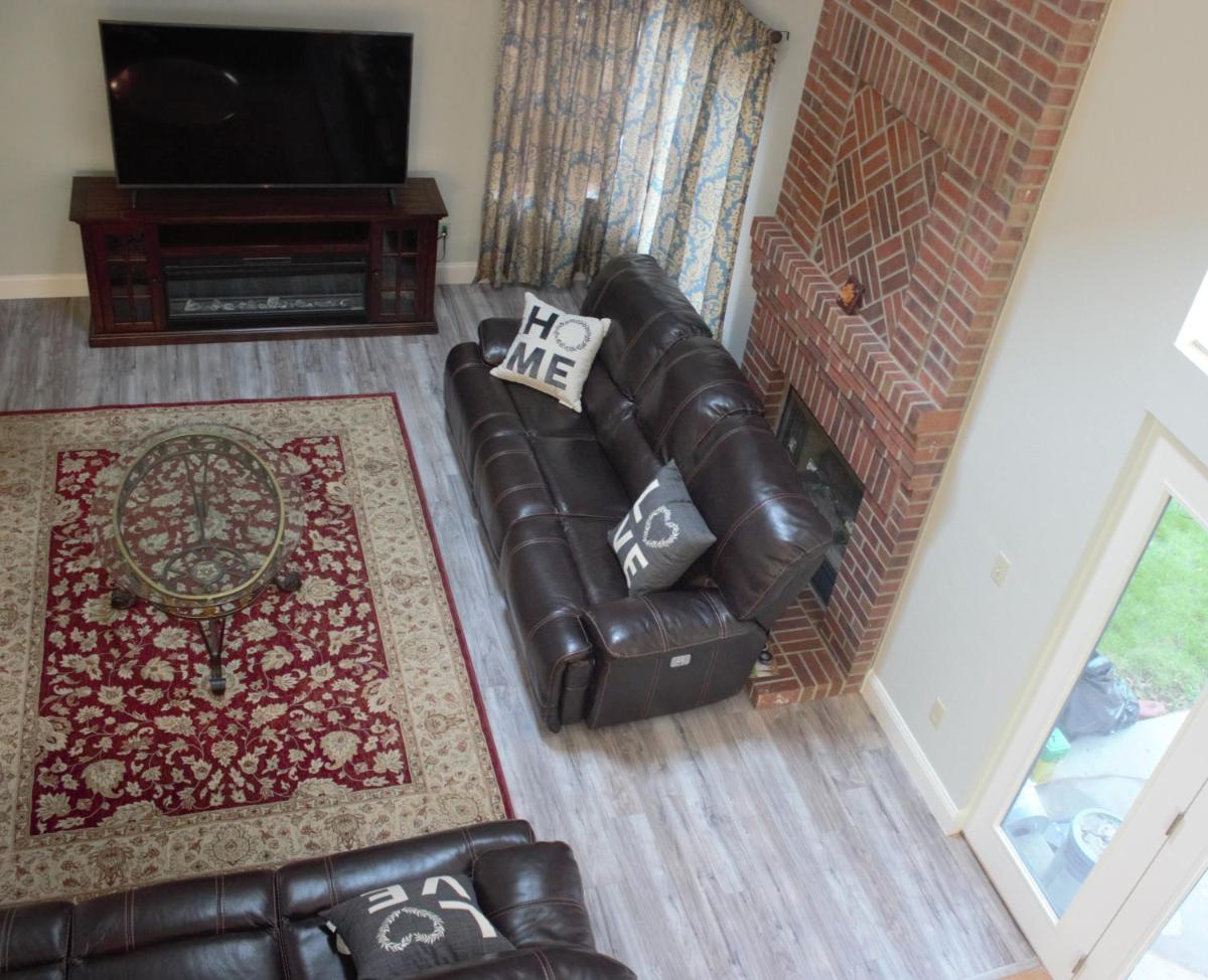 Amazing 4 Bedroom House with nice Backyard - Housity