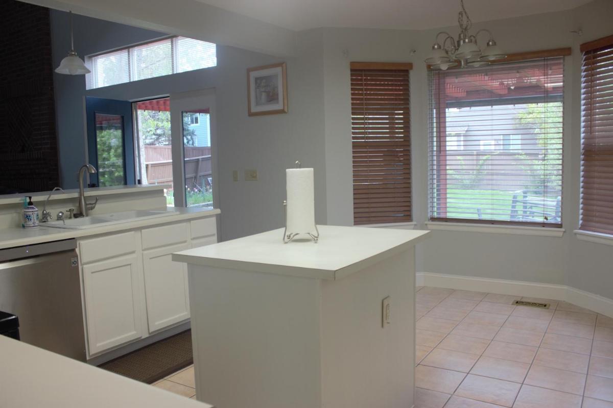 Amazing 4 Bedroom House with nice Backyard - Housity