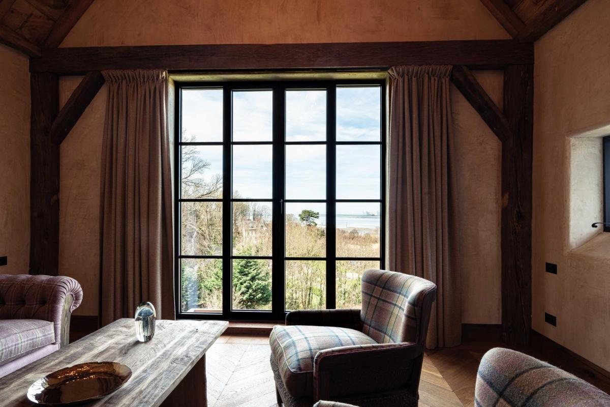 Coin salon dans l'établissement La Ferme Saint Simeon Hotel & Spa - Relais & Chateaux