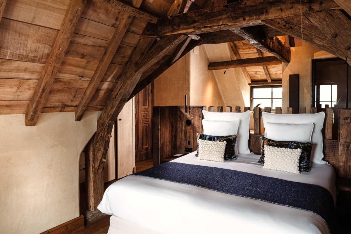 Un ou plusieurs lits dans un hébergement de l'établissement La Ferme Saint Simeon Hotel & Spa - Relais & Chateaux