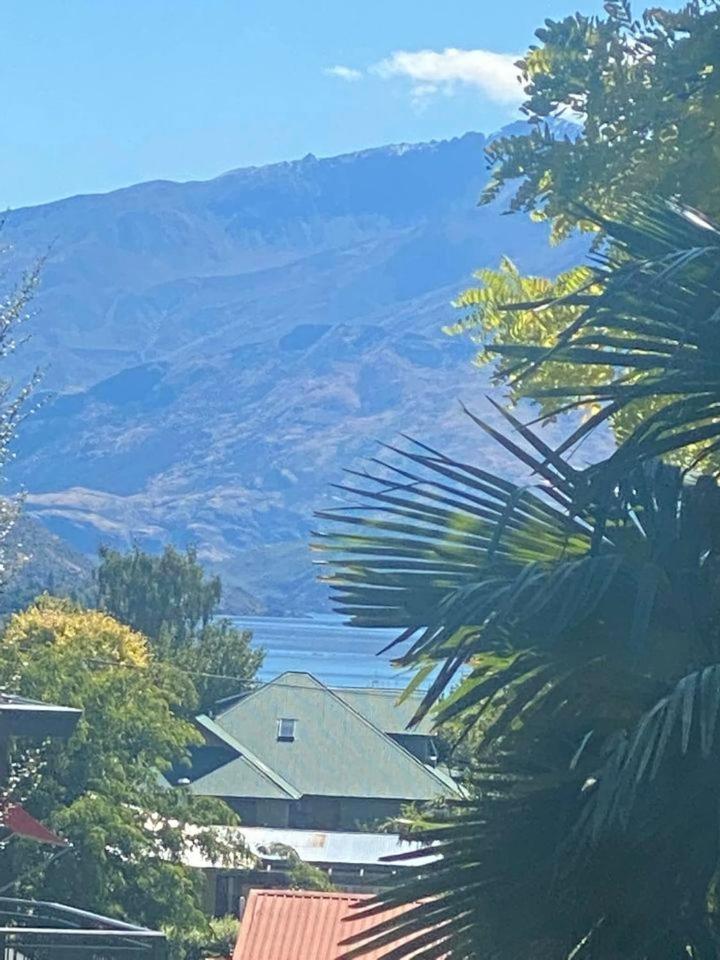 Central Wanaka Oasis, Tiny Home, Mountain Views & Spring Water - Housity