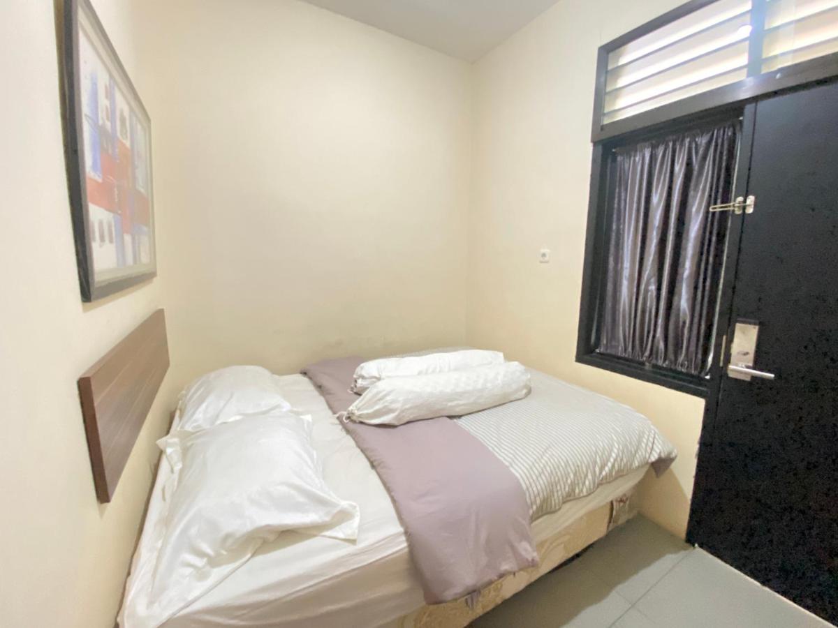 De Homestay Mitra RedDoorz Bitung - Housity