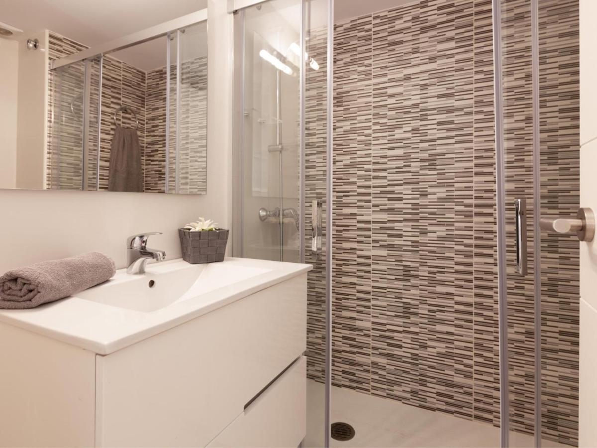 LETS HOLIDAYS APARTMENT SEA VIEWS on the BEACH - Housity