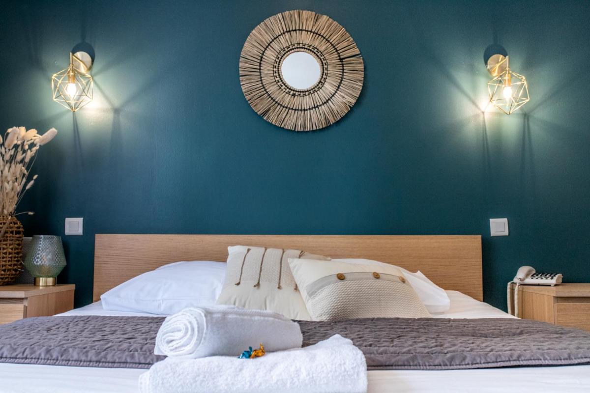 Un ou plusieurs lits dans un hébergement de l'établissement Logis hôtel restaurant Auberge de l'Espinouse