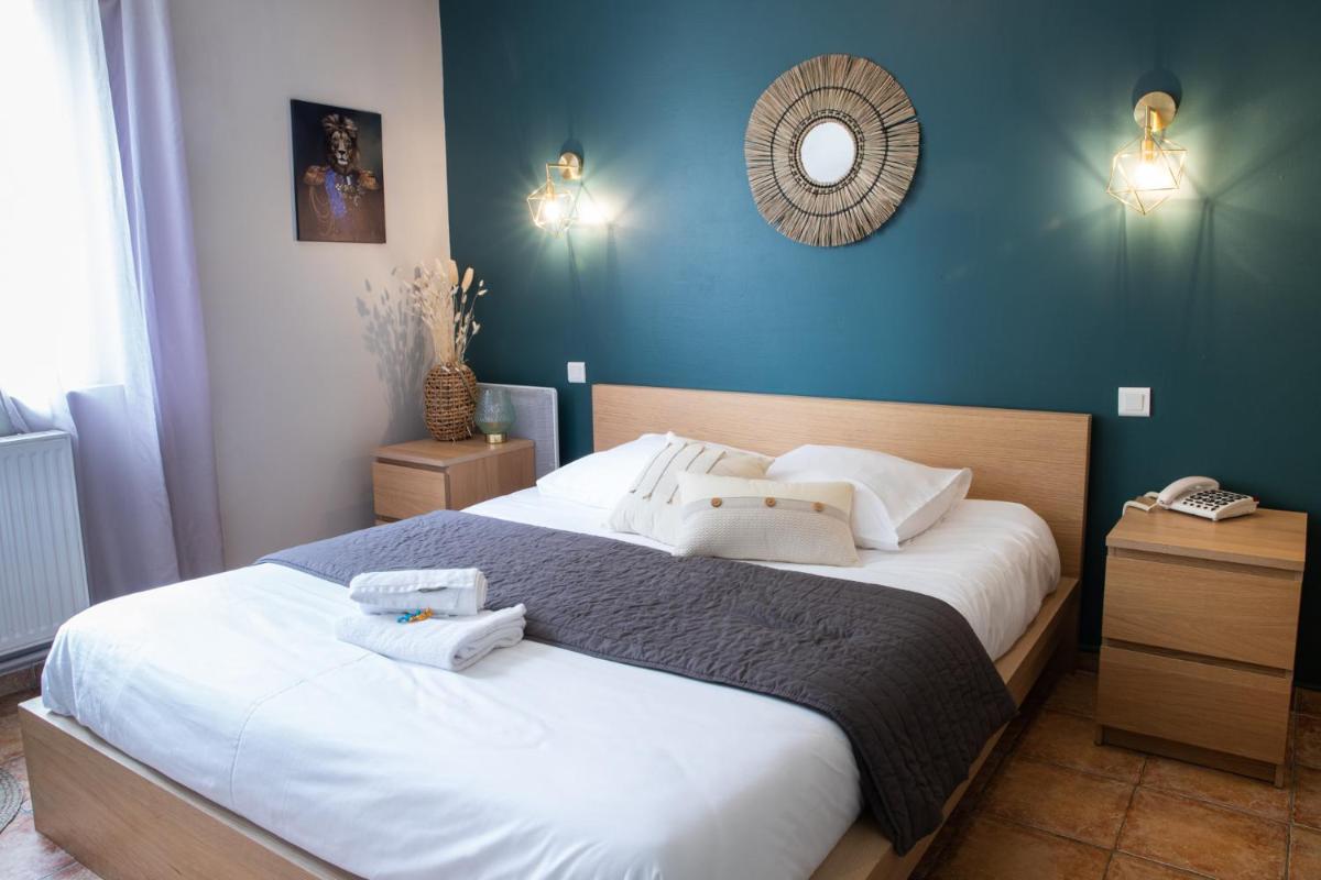 Un ou plusieurs lits dans un hébergement de l'établissement Logis hôtel restaurant Auberge de l'Espinouse