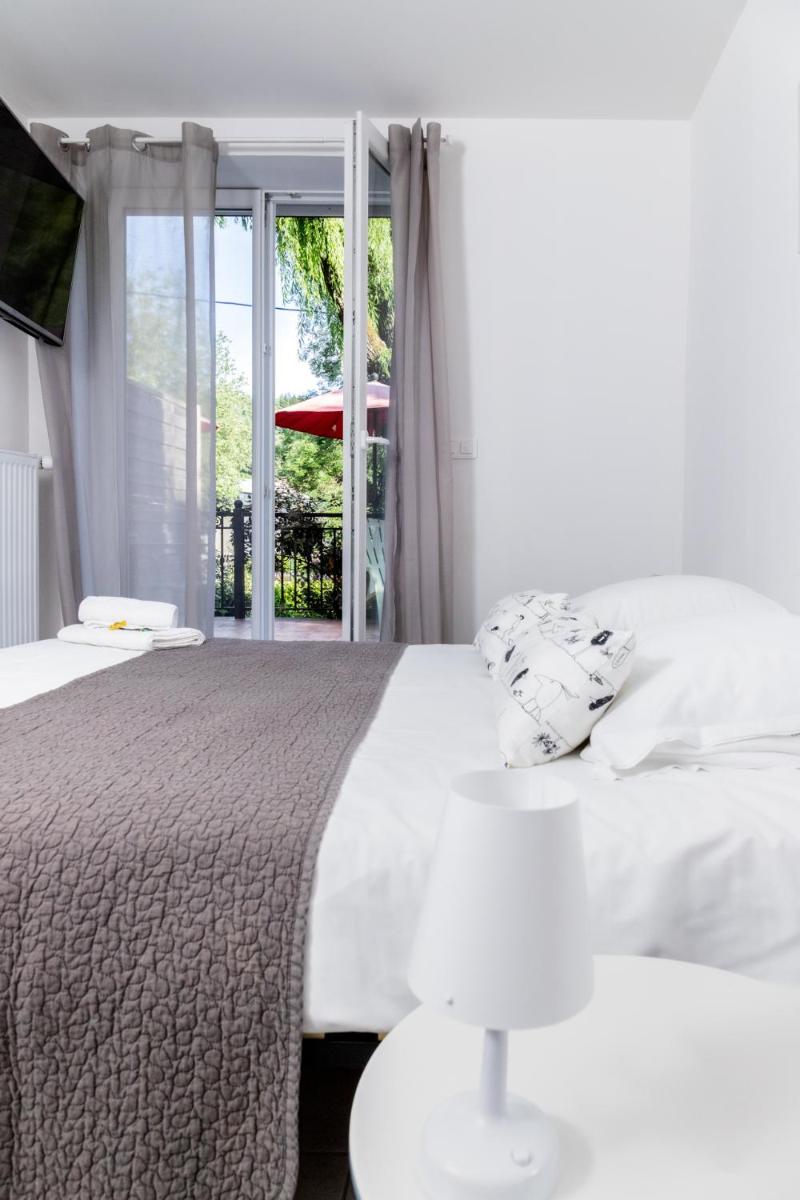 Un ou plusieurs lits dans un hébergement de l'établissement Logis hôtel restaurant Auberge de l'Espinouse
