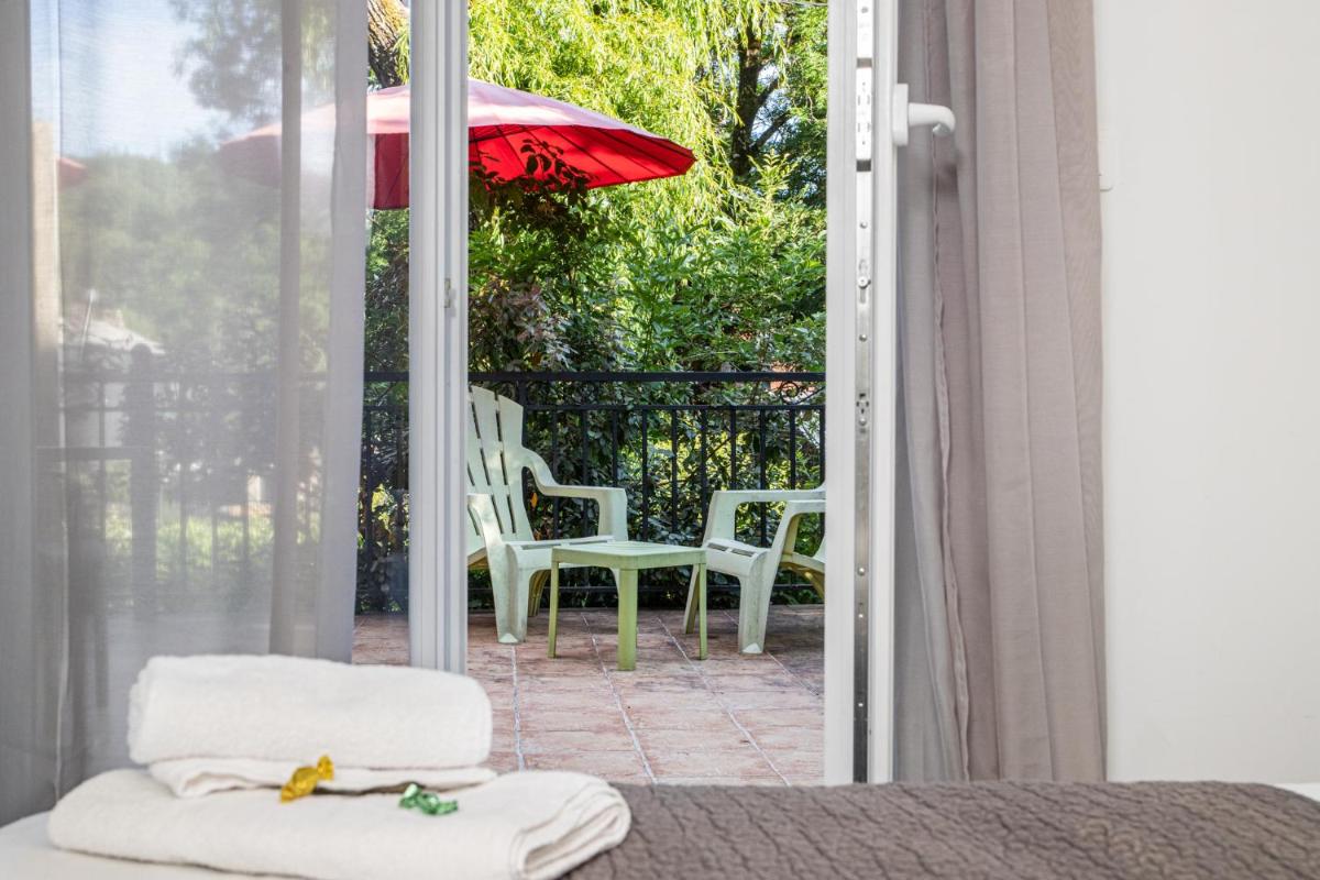 Jardin de l'établissement Logis hôtel restaurant Auberge de l'Espinouse