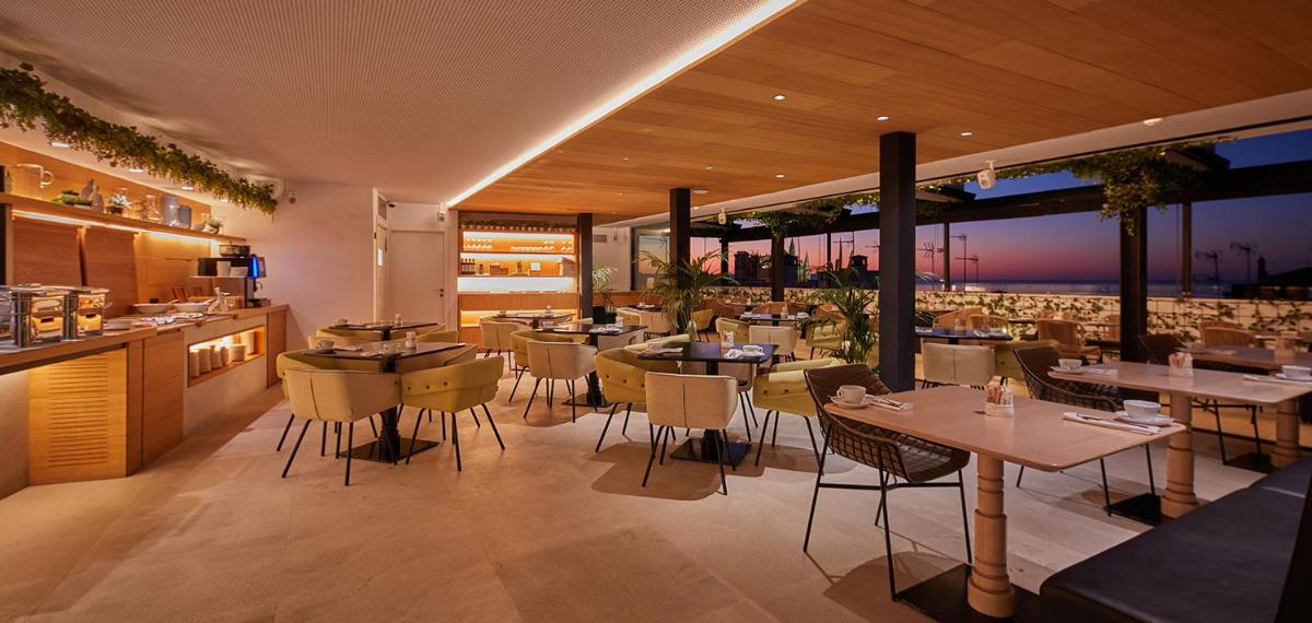 Un restaurante o sitio para comer en Nakar Hotel