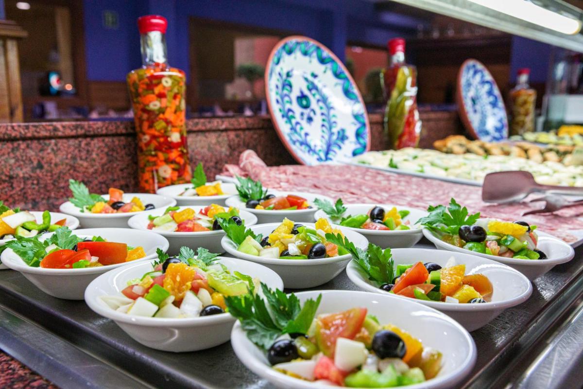 Comida en o cerca de este hotel