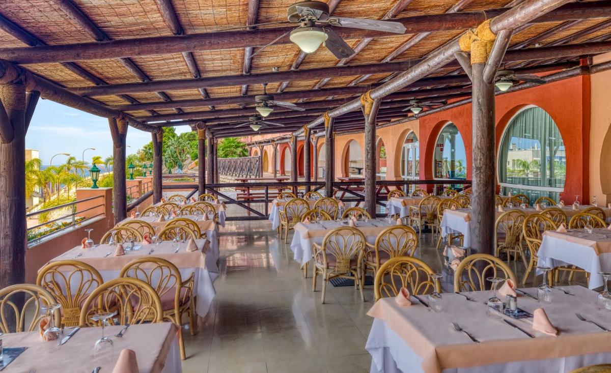 Un restaurante o sitio para comer en Playacálida
