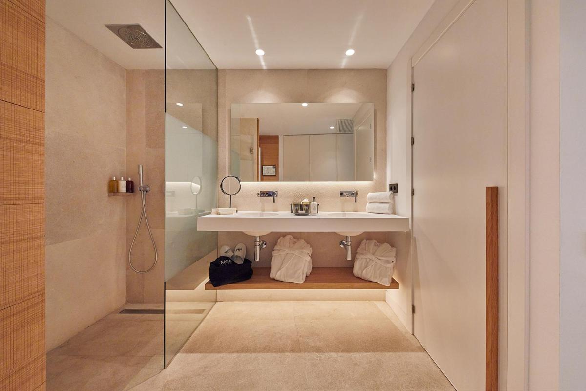 Un baño de Nakar Hotel