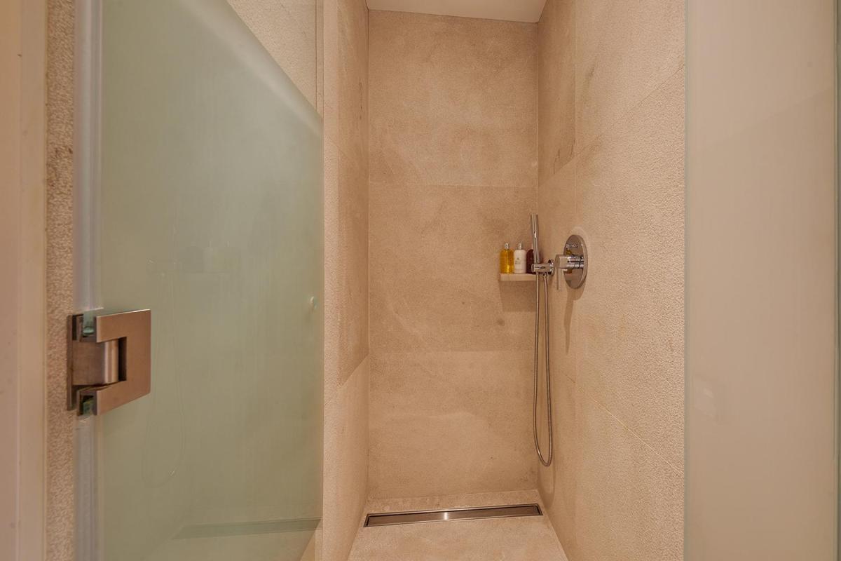 Un baño de Nakar Hotel