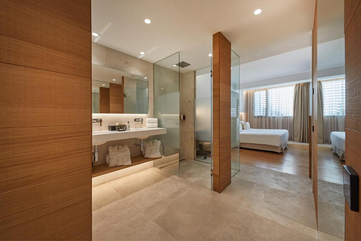 Un baño de Nakar Hotel