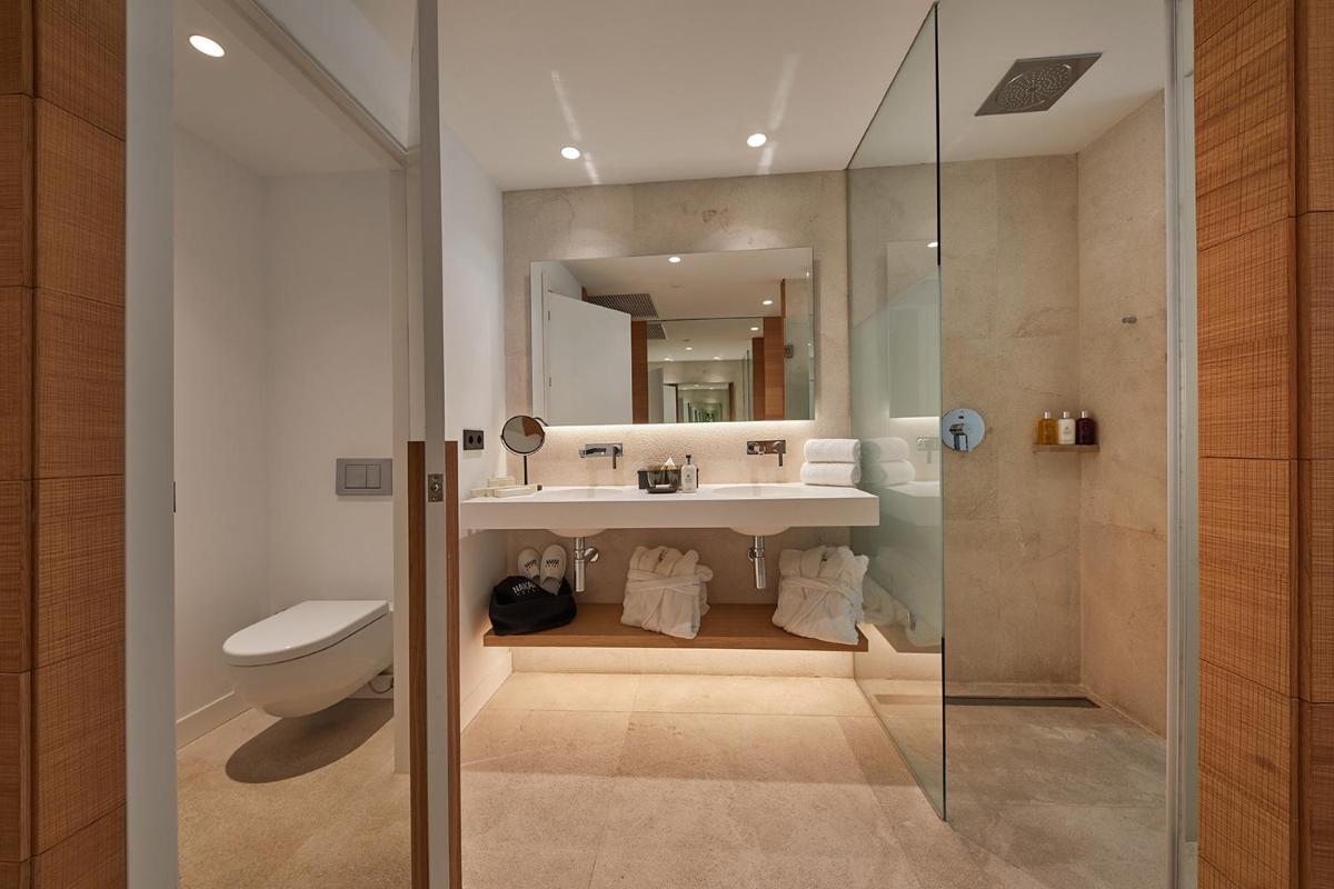 Un baño de Nakar Hotel