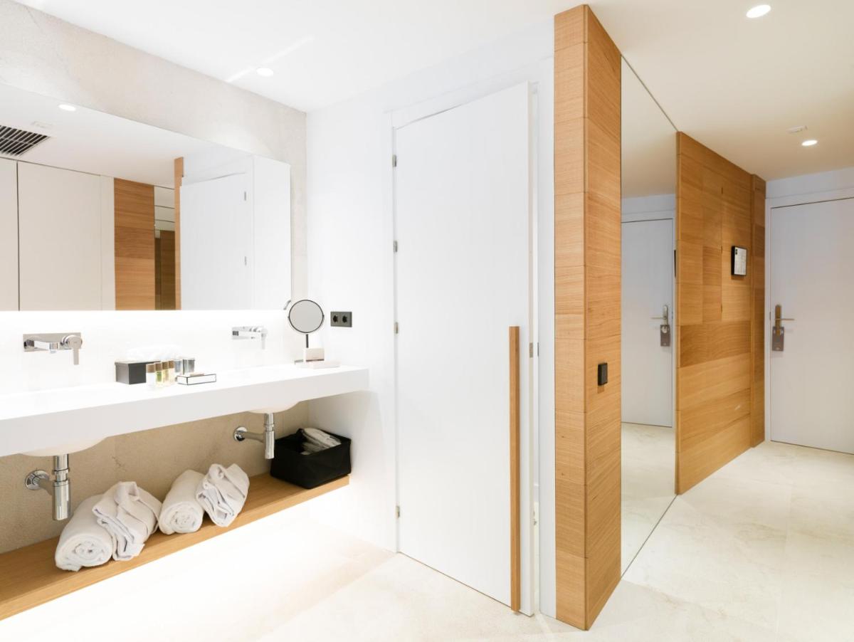 Un baño de Nakar Hotel