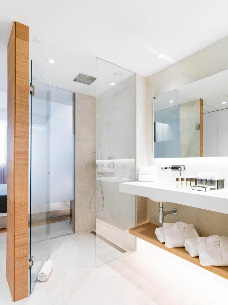 Un baño de Nakar Hotel