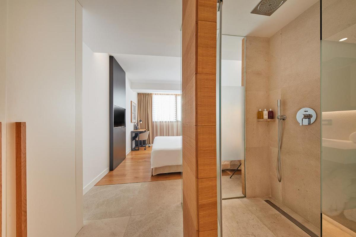 Un baño de Nakar Hotel