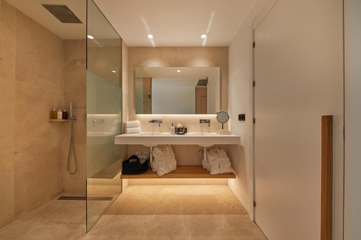 Un baño de Nakar Hotel