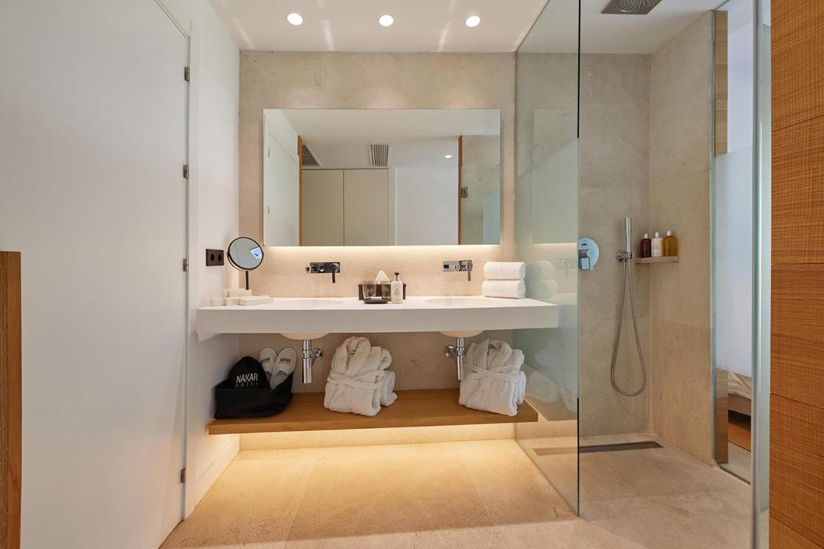 Un baño de Nakar Hotel