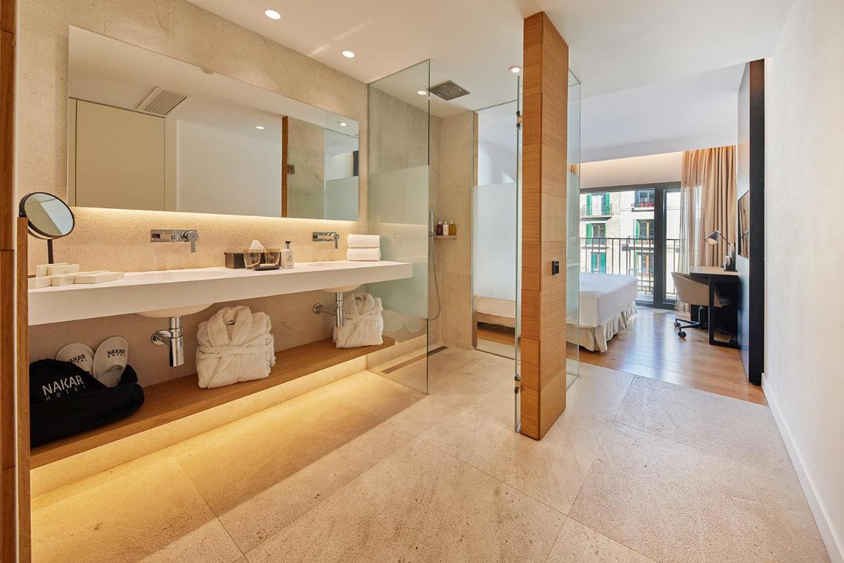 Un baño de Nakar Hotel