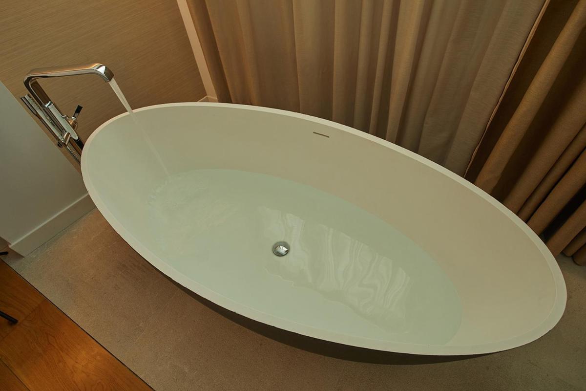 Un baño de Nakar Hotel