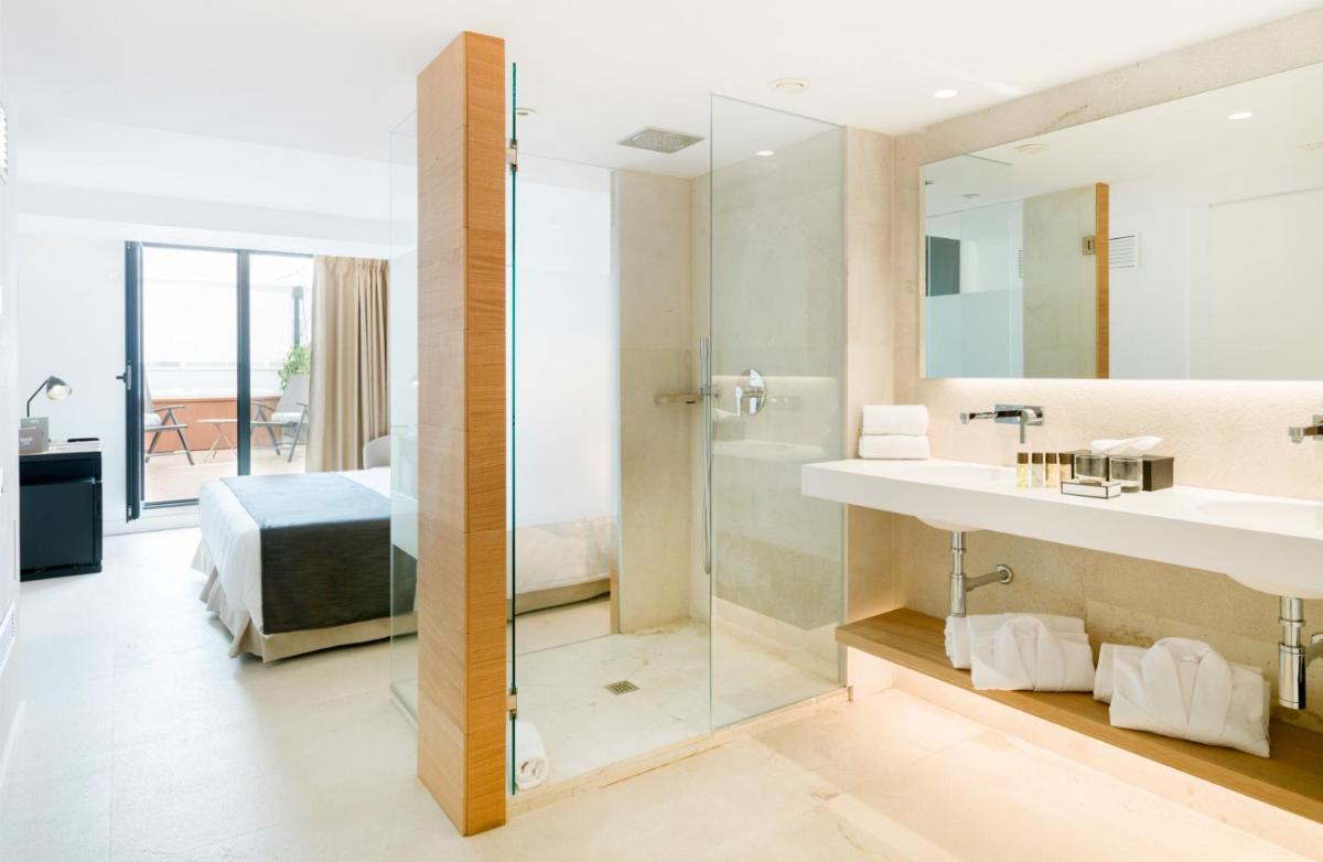 Un baño de Nakar Hotel