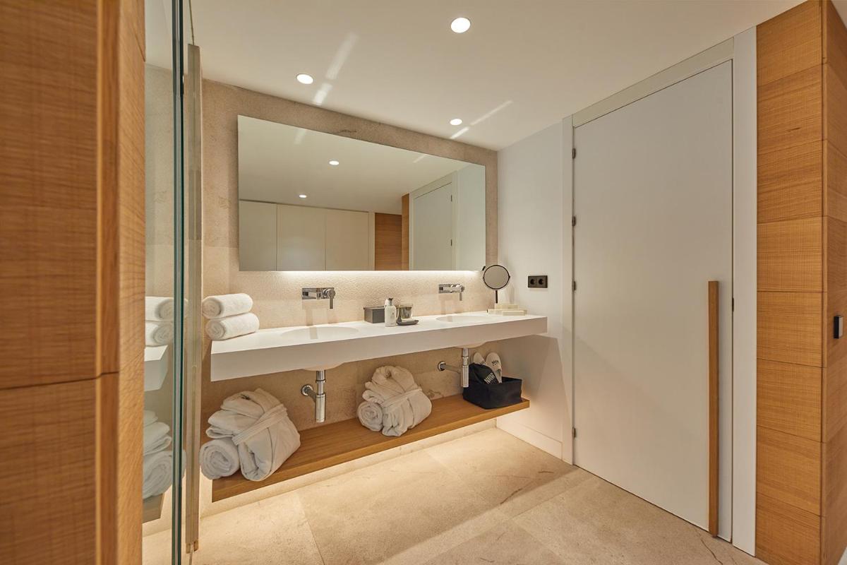 Un baño de Nakar Hotel