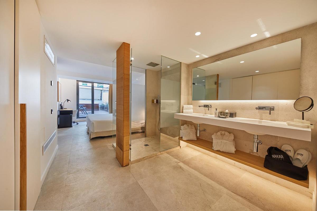 Un baño de Nakar Hotel