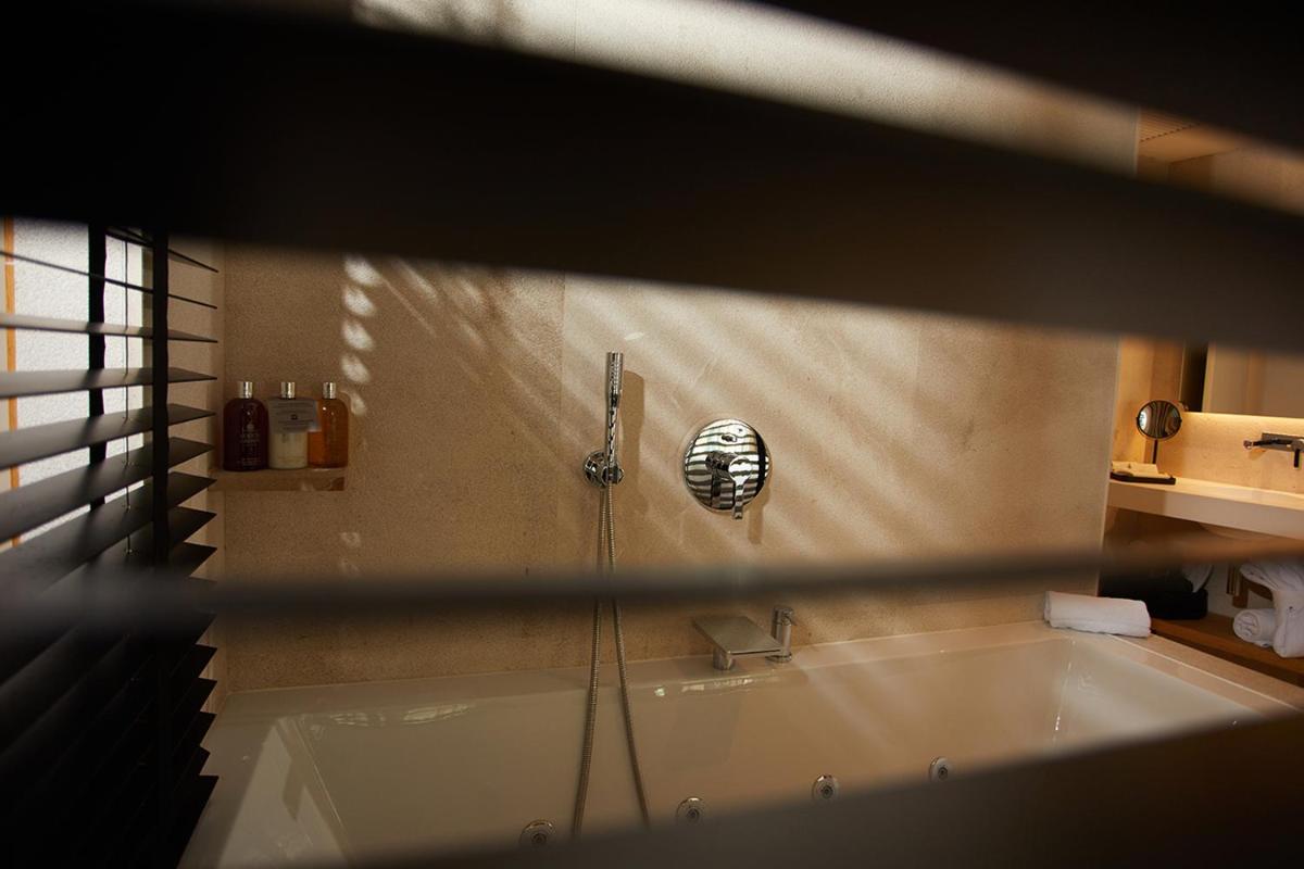 Un baño de Nakar Hotel