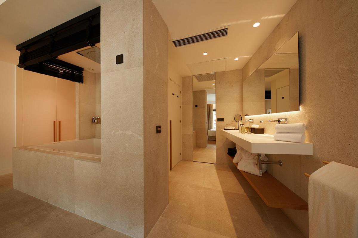 Un baño de Nakar Hotel