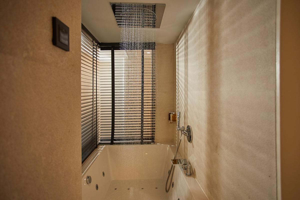 Un baño de Nakar Hotel