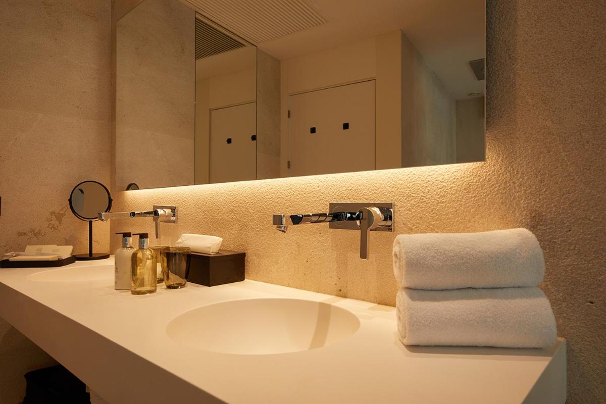 Un baño de Nakar Hotel