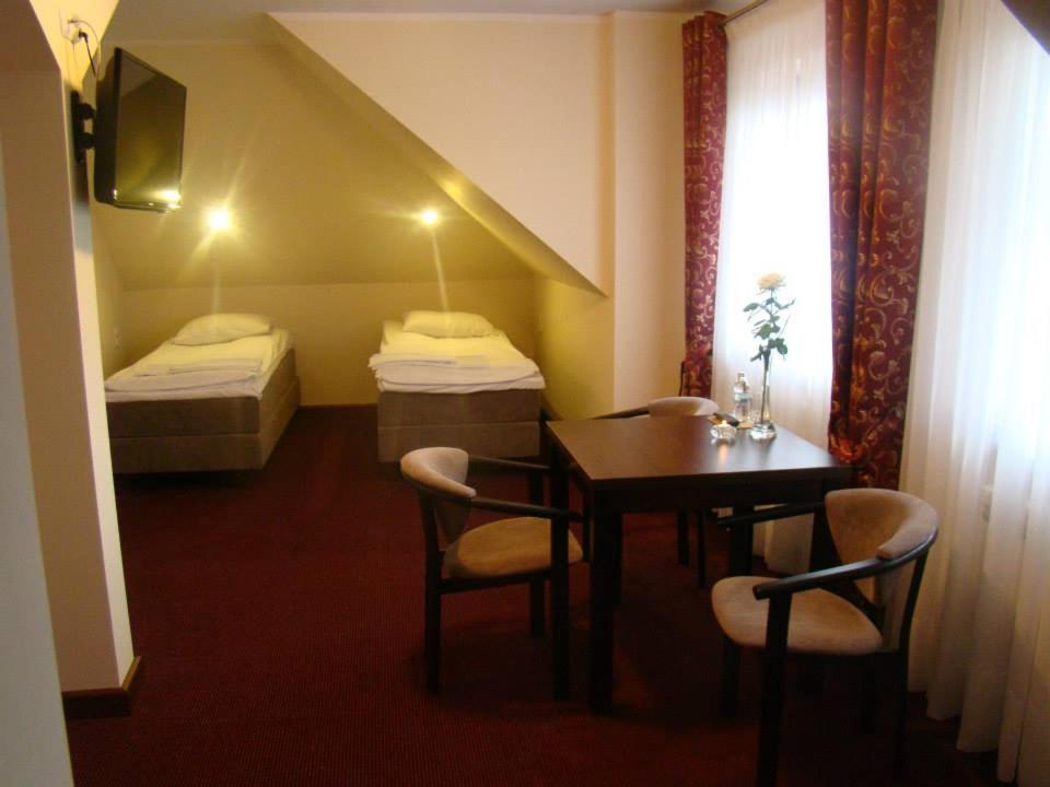 Restauracja Ambrozja i Pokoje gościnne - Housity