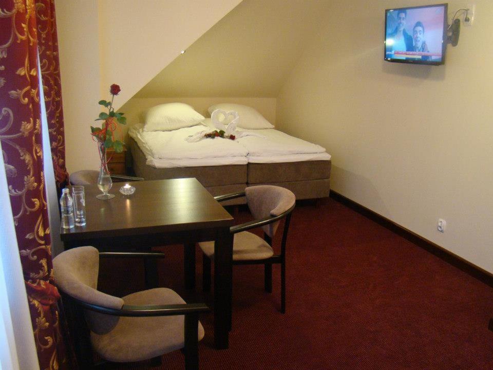Restauracja Ambrozja i Pokoje gościnne - Housity
