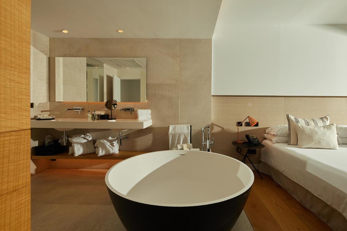 Un baño de Nakar Hotel