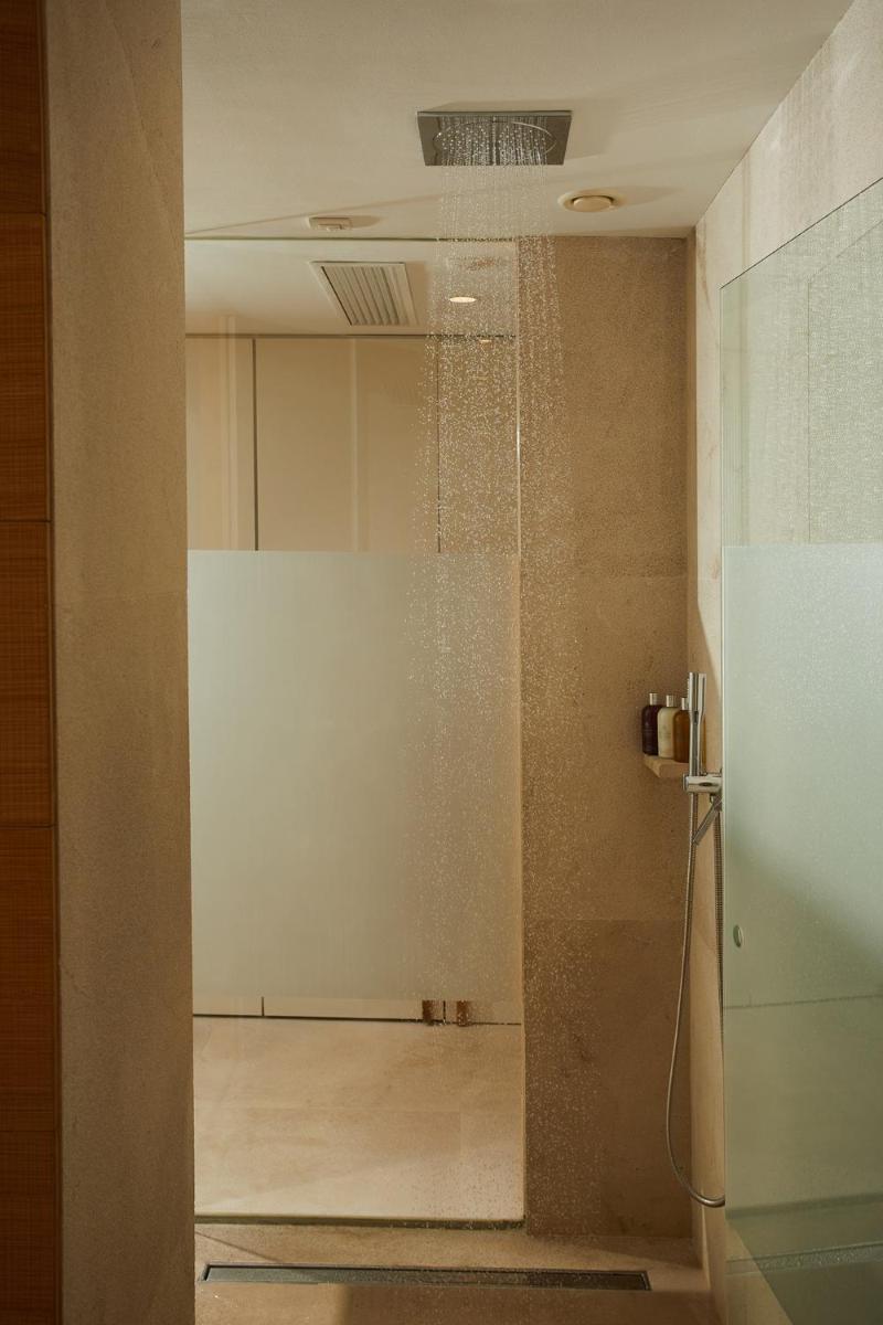 Un baño de Nakar Hotel