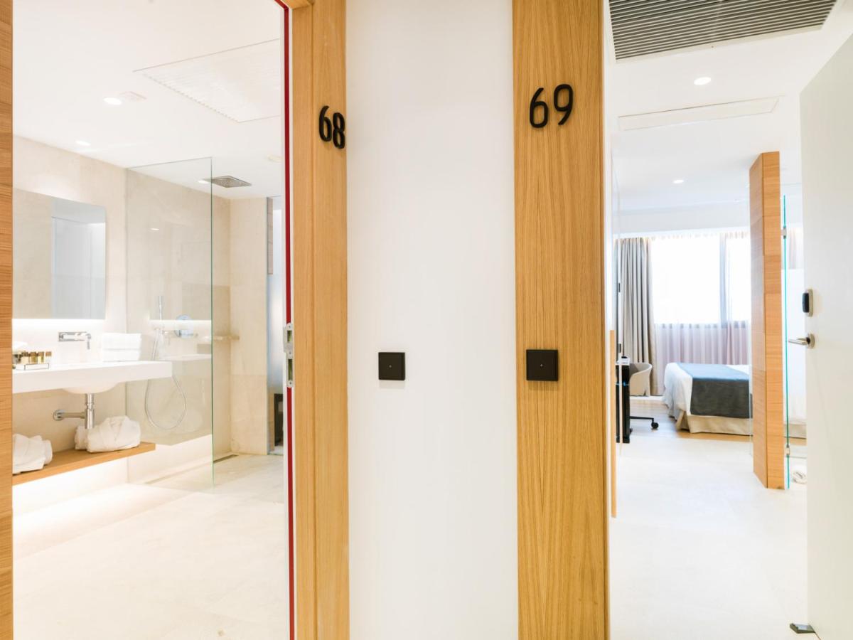 Un baño de Nakar Hotel