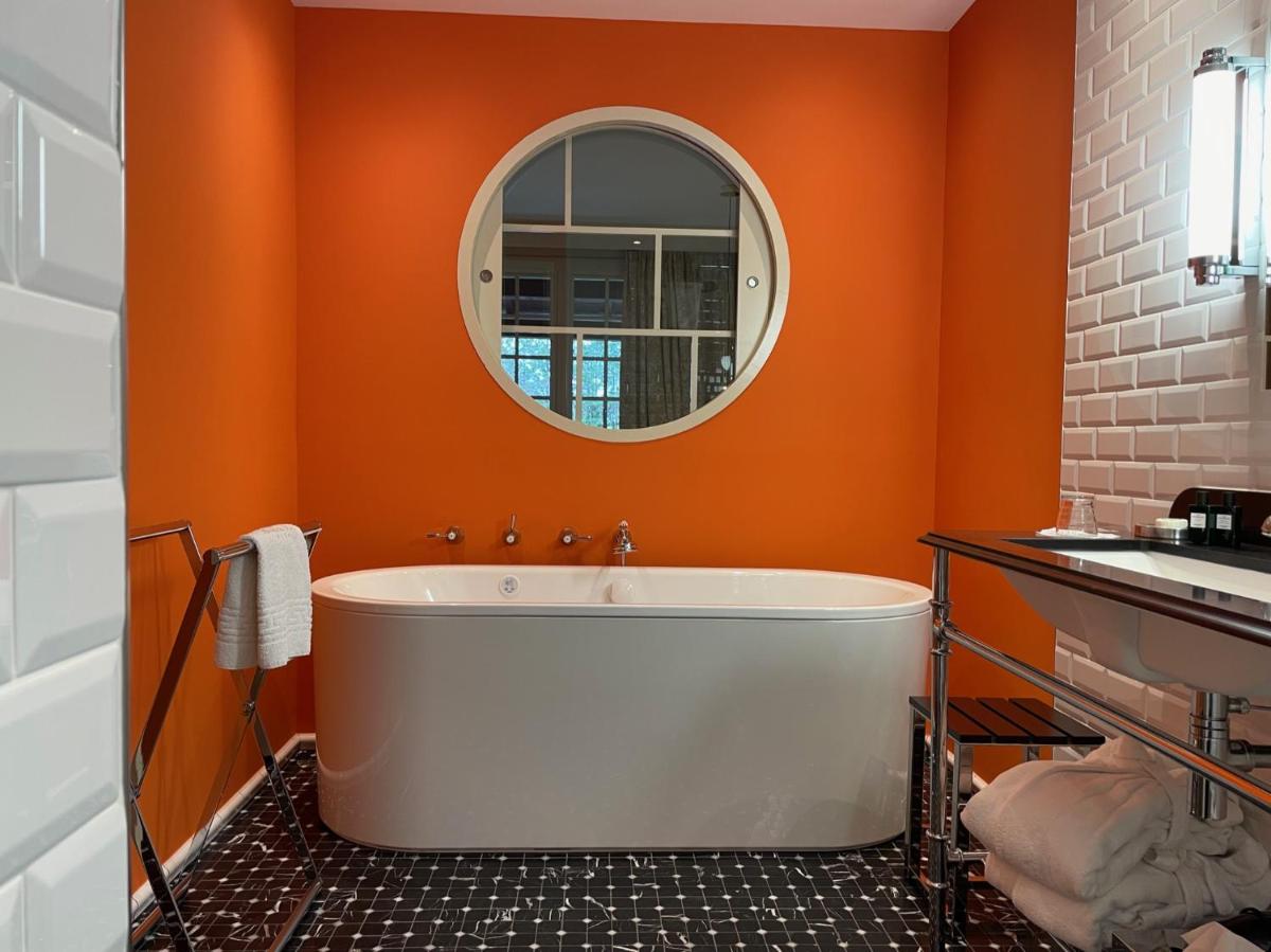 Salle de bains dans l'établissement Le Moulin du Roc