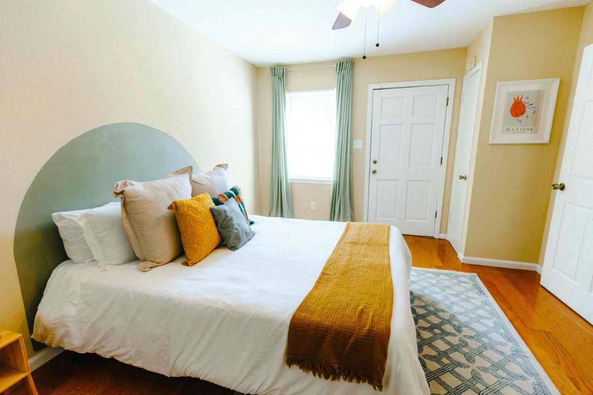 Centrally Located 3BR Overton Square Fast WiFi Free Parking Yes Pets - Hizvo