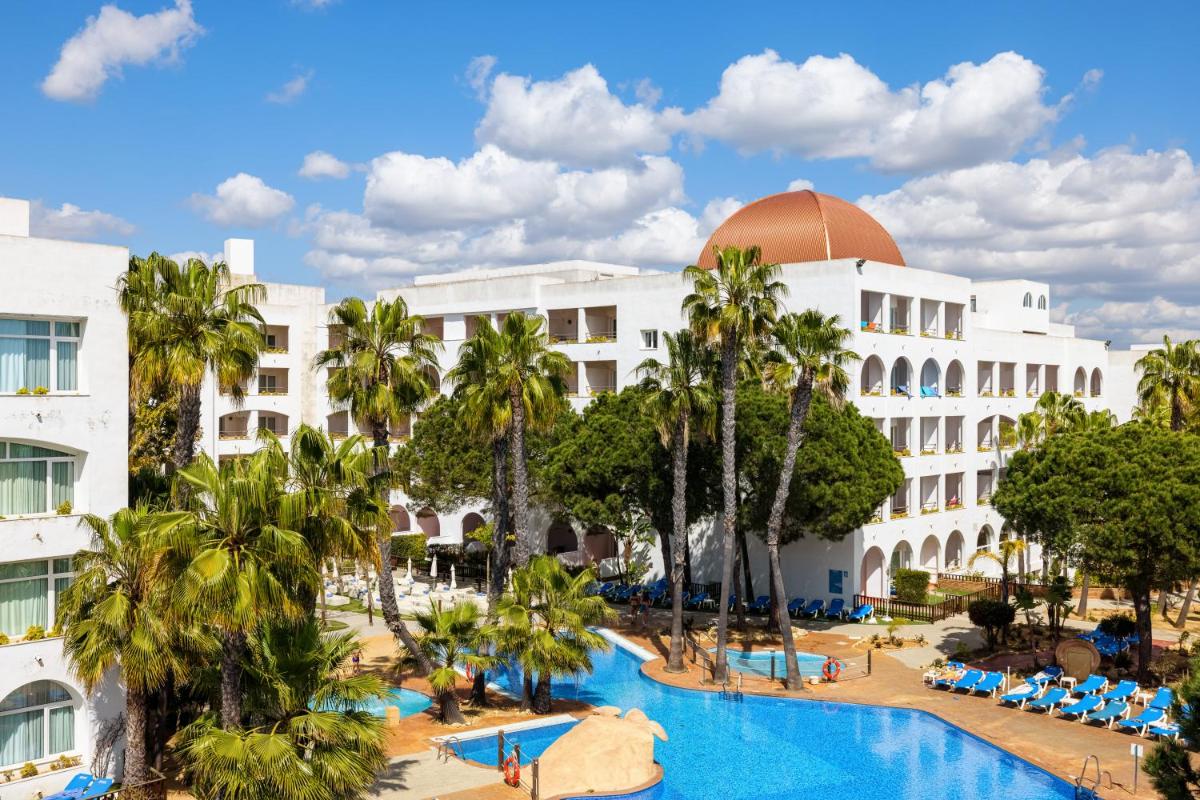 Una vista del complejo desde la piscina. en Playacartaya, en El Portil