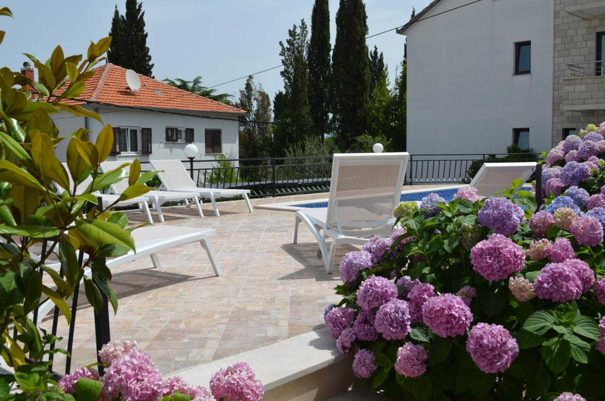 Maca Apartments & Suites with Heated pool near beach 50m - Housity