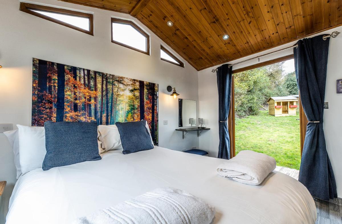 FAIRVIEW FARM Holiday Accommodation 14 Luxury Lodges,Cabins Suitable for Couples ,Families and Groups,Wedding Guests - Sleeps 2-65 guests in Ravenshead, Nottingham near Sherwood Forest set in 88 acres - Housity